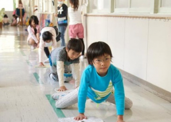 Alunos limpam até banheiro da escola para aprender a valorizar patrimônio no Japão