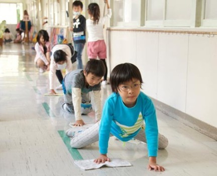 Alunos limpam até banheiro da escola para aprender a valorizar patrimônio no Japão