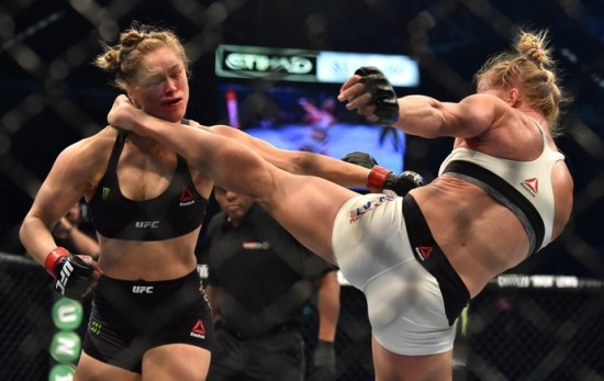 Ronda Rousey é surpreendida por Holm, sofre nocaute e perde cinturão do UFC