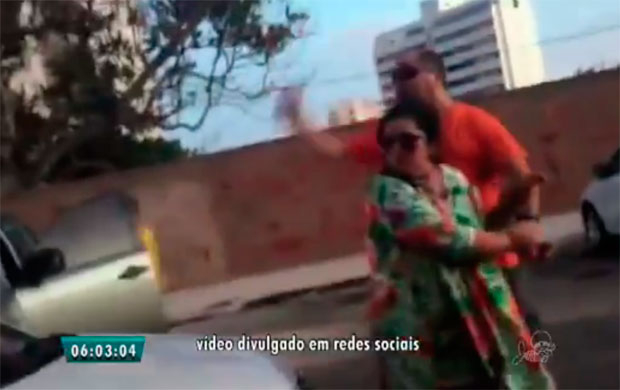 CE: durante briga de trânsito, homem rouba carro e atropela três pessoas na fuga; veja vídeo