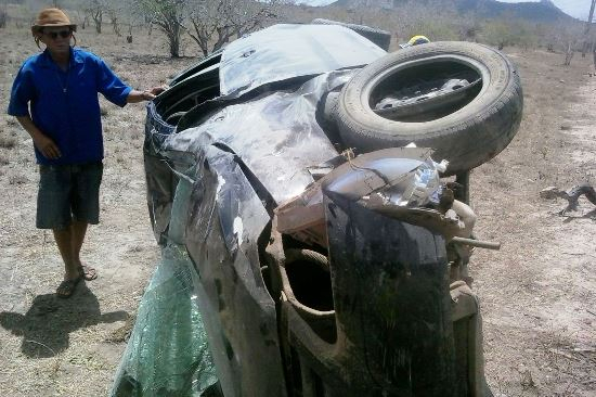 Jovem coiteense sai ileso depois de capotar veículo várias vezes próximo a Santaluz