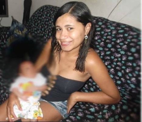 Jovem é morta por ex-namorado  ao lado do filho de 2 meses