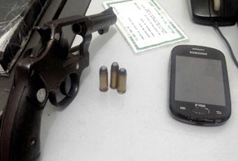 Arma encontrada com o acusado.