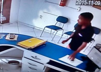 Individuo arromba auto escola e furta celulares em plena luz do dia