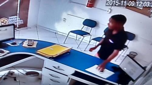 Individuo arromba auto escola e furta celulares em plena luz do dia