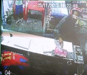 Homens assaltam mercadinho e ameaçam criança para intimidar moradores