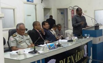 Chefe de gabinete conhecido por Professor Luizinho representou o deputado.