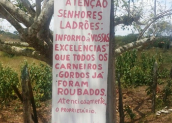 Cansado de furtos, ex-vereador de Feira de Santana coloca aviso para ladrões
