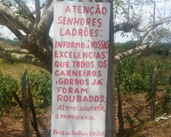 Cansado de furtos, ex-vereador de Feira de Santana coloca aviso para ladrões