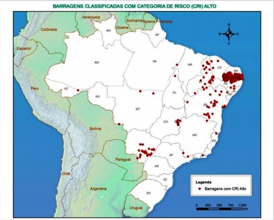 Os pontos vermelhos mostra as barragens com vulnerabilidade em todo Brasil.