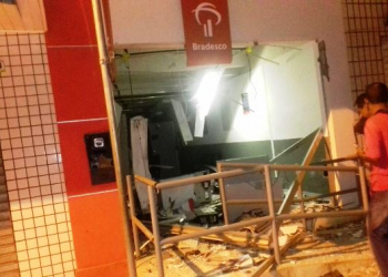 Quadrilha explode cofre e caixas eletrônicos de bancos em Biritinga
