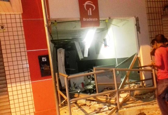 Quadrilha explode cofre e caixas eletrônicos de bancos em Biritinga