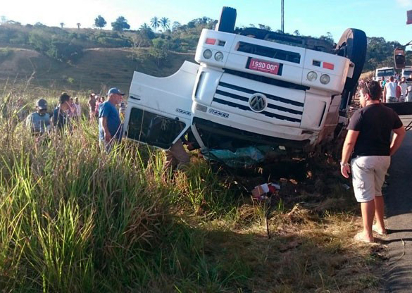 Caminhão capota na BR 101 e duas pessoas morrem