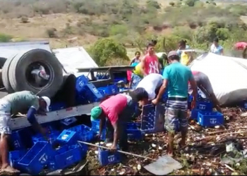 Caminhão carregado de cerveja capota na BR 410 próximo a Tucano