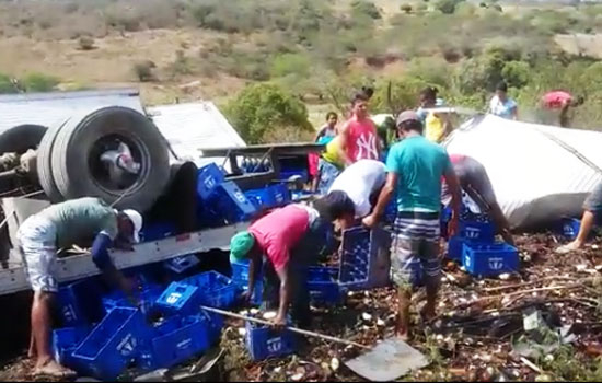 Caminhão carregado de cerveja capota na BR 410 próximo a Tucano