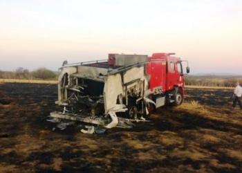 Carro do Corpo de Bombeiro pega fogo quando tentava apagar incêndio