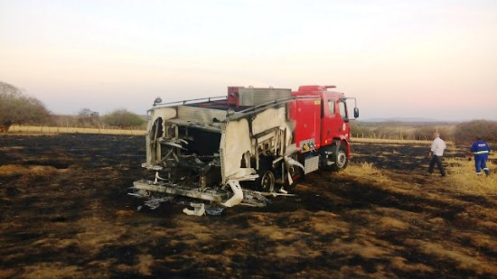Carro do Corpo de Bombeiro pega fogo quando tentava apagar incêndio