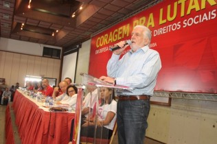 Wagner teve sua primeira filiação no PCdoB e mantém a simpatia pelo partido.