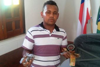 Homem é detido em ônibus com droga dentro de mala