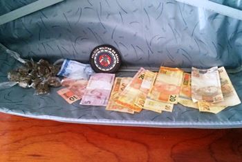Droga e dinheiro encontrado em poder de Dione.