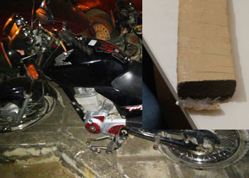 PM de Araci prende dois homens e conduz um menor à Delegacia, após recuperar duas motos roubadas e apreender 1Kg de maconha