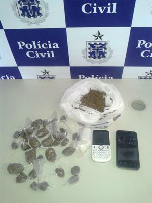 Jovens são presos pela Policia Civil depois de flagrados com droga