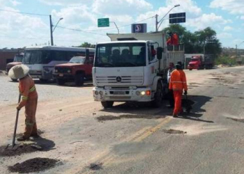 Após protesto, SIT começa a tapar buracos na BA-120
