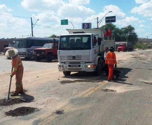 Após protesto, SIT começa a tapar buracos na BA-120