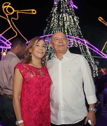 Fátima ao lado do esposo e deputado federal José Nunes comemora momento de alegria com a decoração natalina.