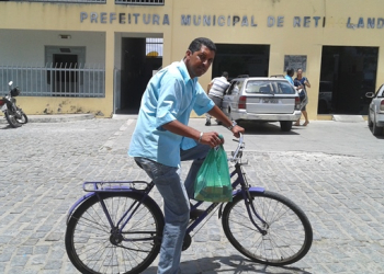 Retirolândia – Vereador eleito fazendo campanha de bicicleta teme perder o transporte para a campanha de reeleição