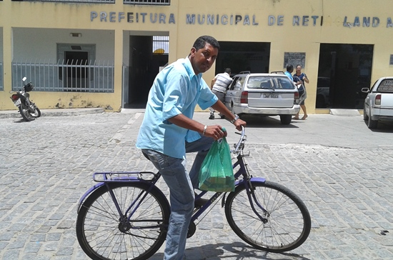 Retirolândia – Vereador eleito fazendo campanha de bicicleta teme perder o transporte para a campanha de reeleição