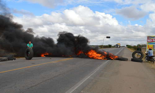 Greve dos caminhoneiros ganha força em todo Brasil. Capim Grosso foi uma das primeiras a aderir