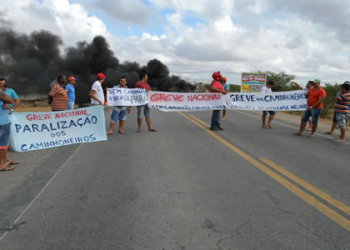 Greve dos caminhoneiros ganha força em todo Brasil. Capim Grosso foi uma das primeiras a aderir