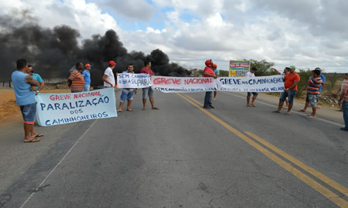 Greve dos caminhoneiros ganha força em todo Brasil. Capim Grosso foi uma das primeiras a aderir