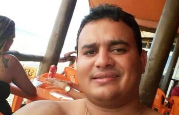 Comerciante é alvejado com vários tiros no Centro de São Domingos