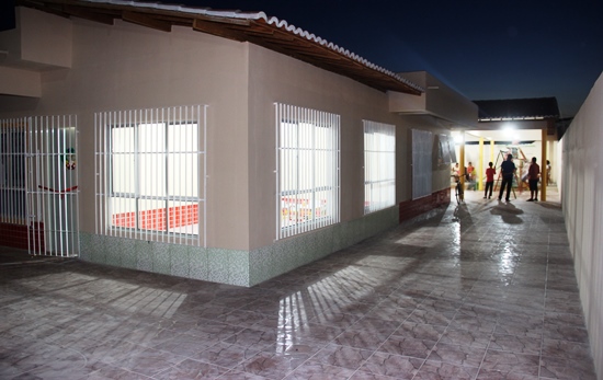 Uma das salas novas, piso e ao fundo o parque infantil coberto.