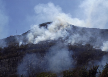 Incêndio está devastando a vegetação da Serra da Santa Cruz, em Monte Santo