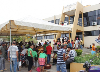 Manifestantes ocupam Prefeitura Municipal de Tucano pra reivindicar melhoria para os assentamentos