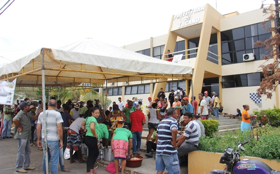 Manifestantes ocupam Prefeitura Municipal de Tucano pra reivindicar melhoria para os assentamentos