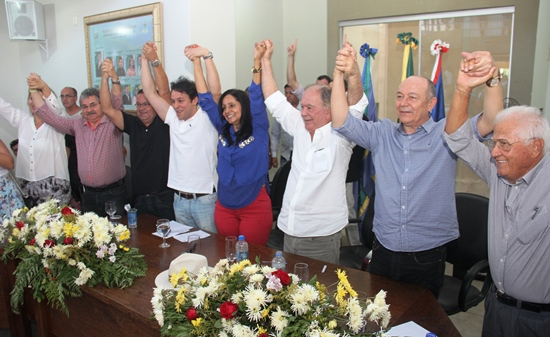 Araci I – Com ‘pinta’ de pré-candidata, Nenca foi recebida com festa no PP. Ato contou com a presença de João Leão