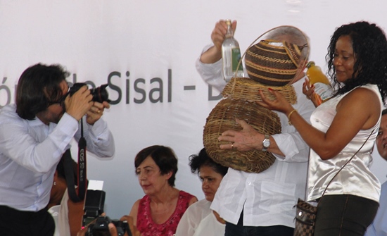 Ele ficou encoberto com as cestas, mas o fotografo do Instituto Lula viu acara de felicidade dele,