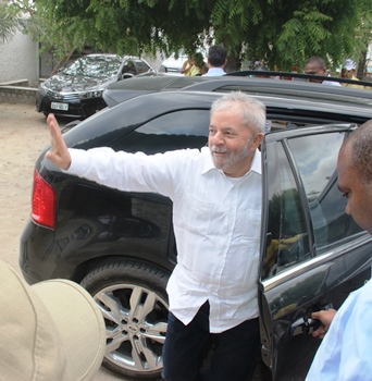 Ex-presidente mostrou popularidade e de quebra fez Rui nadar também de carro.
