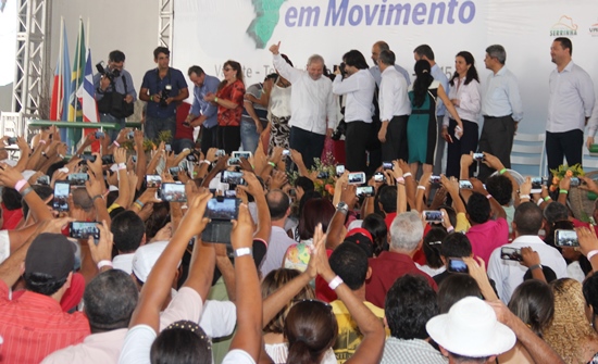 poucas e boas - publico fotografando