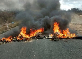 Moradores fecham trecho da BA-120 que dá acesso a Santaluz em protesto para contra má conservação