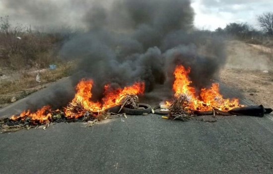 Moradores fecham trecho da BA-120 que dá acesso a Santaluz em protesto para contra má conservação