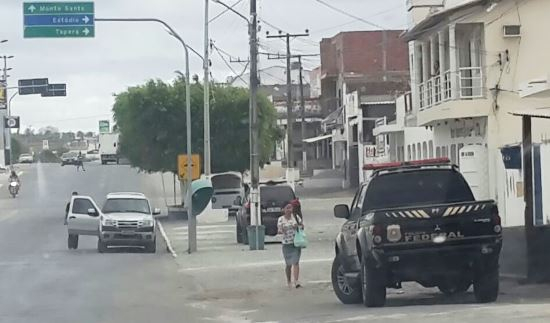 Cansanção – PF ocupa residência do prefeito e de secretários do seu governo