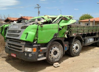 Caminhão tomba e deixa vítima fatal na BA-052