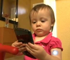 Criança de dois anos compra carro pela internet enquanto brincava com smartphone do pai