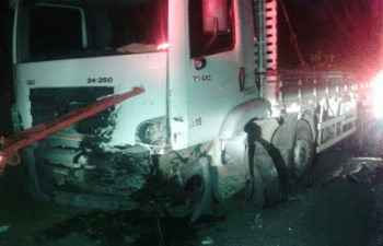 Jovem morre em colisão de carro e caminhão na BR-101