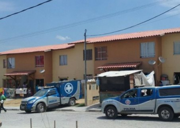 Adolescente é morta a tiros enquanto conversava na escada com amigos em Feira de Santana